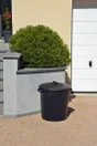 Poubelle de jardin avec couvercle verrouillable, 80 litres, noir
