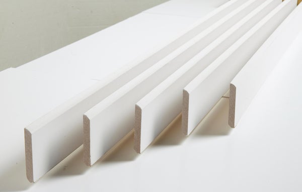 Lot de 5 plinthes médium en MDF arrondies peint blanc, 9 x 70 mm, L.2 m