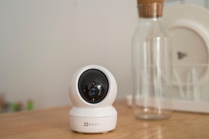 Caméra de surveillance intérieure motorisé sans fil EZVIZ C6n, blanc