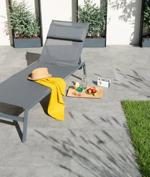 Bain de soleil de jardin NATERIAL Riba en acier gris anthracite