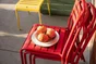 Chaise de jardin Café empilable en métal coloris rouge