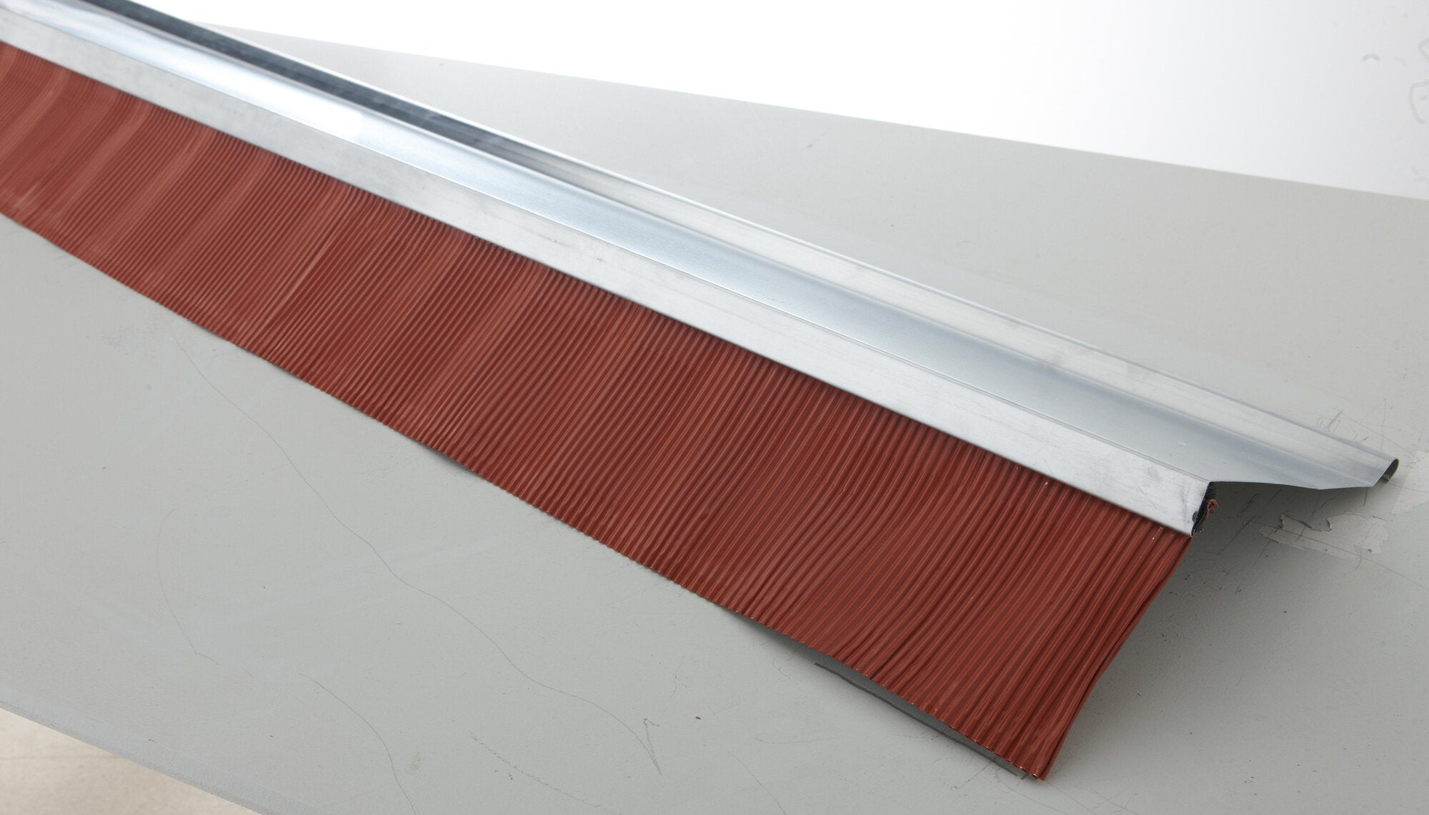 Bande de rive biseau à bavette SCOVER PLUS gris, l.245 mm x L.2 m