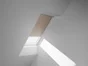Store fenêtre de toit VELUX occultant manuel beige DKL SK06, cadre gris