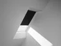 Store fenêtre de toit VELUX occultant manuel noir DKL M04, cadre gris
