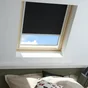 Store fenêtre de toit VELUX occultant manuel noir DKL M04, cadre gris