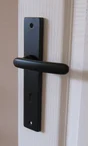 2 poignées de porte Lena trou de clé INSPIRE, acier entraxe 195 mm