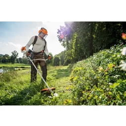 Débroussailleuse à essence STIHL 24.1 cm³ l.20 cm