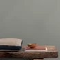 Papier peint intissé béton métal INSPIRE vert sauge
