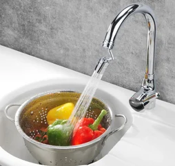 Aérateur pour robinet, avec 2 jets d'eau differents et 2 articulations