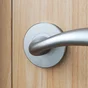 Ensemble de porte sur rosace Agathe INSPIRE, nickel satiné sans trou