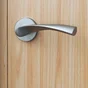 Ensemble de porte sur rosace Arosa INSPIRE, nickel satiné sans trou