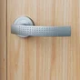 Ensemble de porte sur rosace Louna INSPIRE, ncikel satiné sans trou