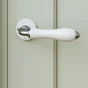 Ensemble de porte sur rosace Maya INSPIRE, ncikel stiné porcelaine blanc sans trou