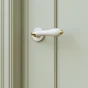 Ensemble de porte sur rosace Maya INSPIRE, laiton porcelaine blanc sans trou