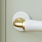 Ensemble de porte sur rosace Maya INSPIRE, laiton porcelaine blanc sans trou