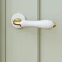 Ensemble de porte sur rosace Maya INSPIRE, laiton porcelaine blanc sans trou