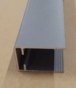 Profil de finition aluminium Kyoto V3, gris clair, l.176 x P.2,4 x H.3.5 cm
