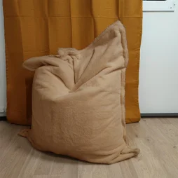 Maxi coussin en fausse fourrure 110 x 130 cm cannelle