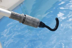 Crochet pour faciliter la sortie des robots de piscine UBBINK