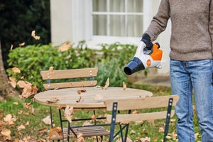 Souffleur sur batterie STIHL BGA30 avec 2 batteries
