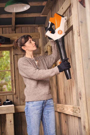 Souffleur sur batterie STIHL BGA30 avec 2 batteries