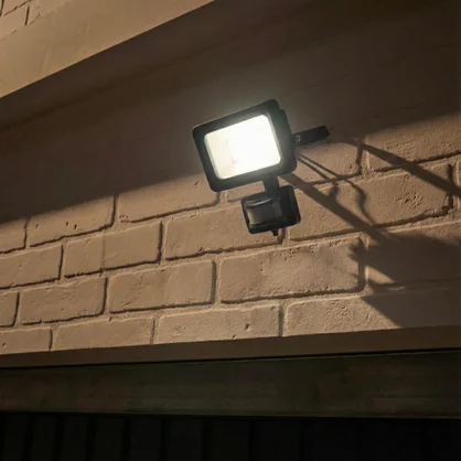Projecteur extérieur Yonkers led detection 10w 1350lm CCT variation température de couleur IP65 anthracite Inspire